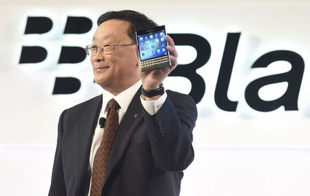 © Reuters. BlackBerry Chief Executive John Chen introduces Passport smartphone during an official launching event in Toronto