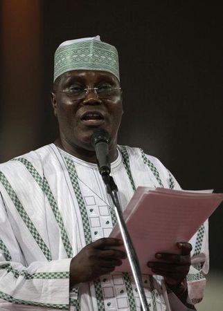 © Reuters. نائب الرئيس السابق في نيجيريا يعلن نيته خوض الانتخابات ضد الرئيس