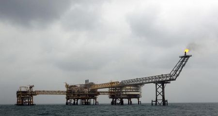 © Reuters. Газодобывающая платформа SPQ1 на месторождении Южный Парс в Персидском заливе
