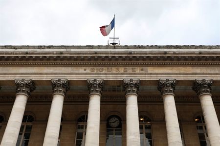 © Reuters. LA BOURSE DE PARIS DÉPASSE LES 4.400 POINTS