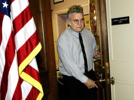 © Reuters. Democratic U.S. Rep. James Traficant (D-OH), a former sheriff turned convicted felon, steps out of h..