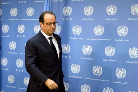 © Reuters. اولوند يؤكد مقتل الفرنسي المخطوف في الجزائر