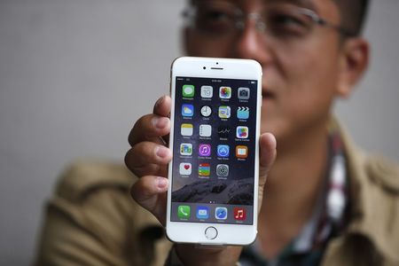 © Reuters. Clientes de Apple descubren una inesperada flexibilidad del iPhone 6 Plus