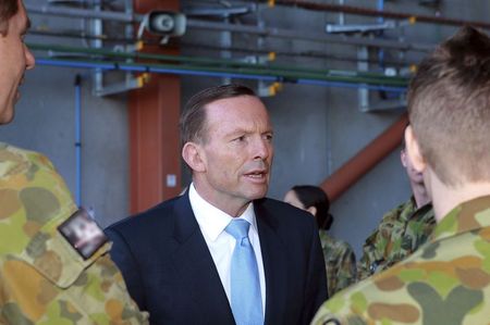 © Reuters. Australia 's PM Abbott speaks to defence personnel at RAAF Base Williamtown, located north of Sydney, before they depart to join U.S.-led coalition fighting Islamic State militants in Iraq