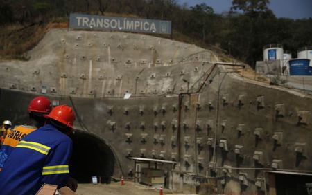 © Reuters. Trabalhadores olham túnel na Transolímpica em construção no Rio. A Transolímpica será um corredor expresso para ônibus que ligará o Recreio ao Complexo de Deodoro. 