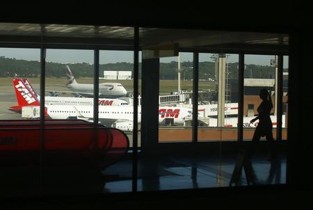 © Reuters. Mulher caminha em aeroporto de Guarulhos 