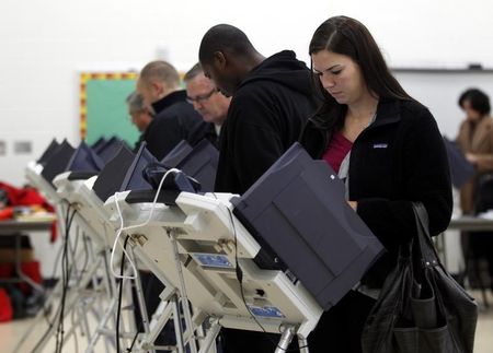 © Reuters. Voters cast their ballots at Legend Elementary School during the U.S. presidential election in Newark