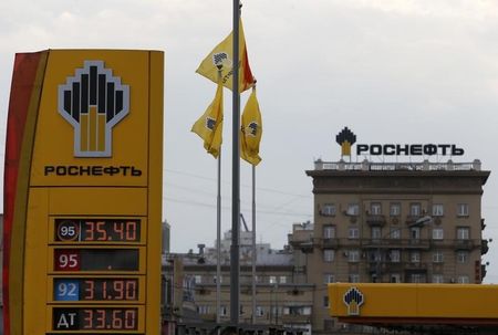 © Reuters. The logo of Russia's top crude producer Rosneft is seen on a price information board of a gasoline station in Moscow