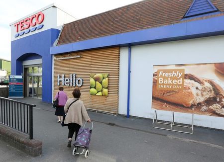 © Reuters. Shoppers go into a Tesco store in Bow, east London
