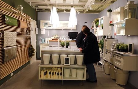 © Reuters. Customers shop at Swedish retailer IKEA in Taufkirchen near Munich