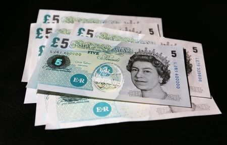 © Reuters. Sample polymer five GB pound banknotes are seen on display at the Bank of England in London