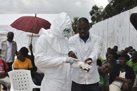 © Reuters. El ébola mata a casi 3.000 personas en África, donde siguen faltando camas