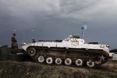 © Reuters. United Nations peacekeepers guard a United Nations base in Malakal