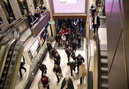 © Reuters. Shoppers rush in as the doors open for the Boxing Day sale at Harrods department store in London