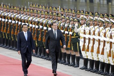 © Reuters. Spain's Prime Minister Mariano Rajoy and China's Premier Li Keqiang inspect honour guards during a welcoming ceremony outside the Great Hall of the People, in Beijing