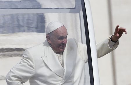 © Reuters. Pope Francis waves as he leads the general audience in Saint Peter's Square at the Vatican