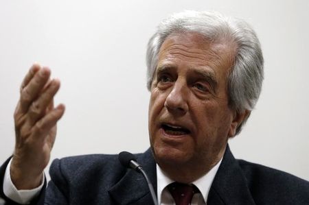 © Reuters. Candidato à Presidência do Uruguai pelo partido Frente Ampla, Tabaré Vázquez, em entrevista