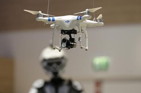 © Reuters. EEUU permite el uso comercial de drones a cineastas 