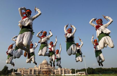 © Reuters. Folk dancers perform Dandiya, a traditional dance, during a rehearsal ahead of Navratri festival in the western Indian city of Ahmedabad