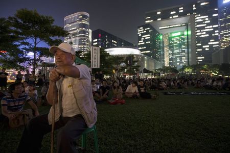 © Reuters. Estudiantes de Hong Kong protestan ante la casa del líder de la ciudad