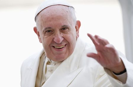 © Reuters. Papa Francisco acena durante audiência na Praça de São Pedro no Vaticano