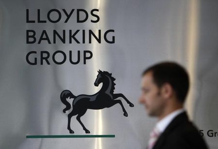 © Reuters. A pedestrian passes the head office of the Lloyds Banking Group in London