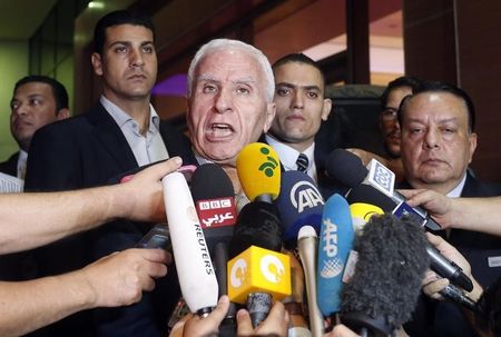 © Reuters. Fatah official and delegation leader Azzam Ahmed talks to journalists about a new agreement to extend a truce for five more days, outside a hotel in Cairo