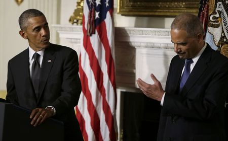 © Reuters. U.S. President Obama announces the resignation of  Attorney General Holder at the White House in Washington