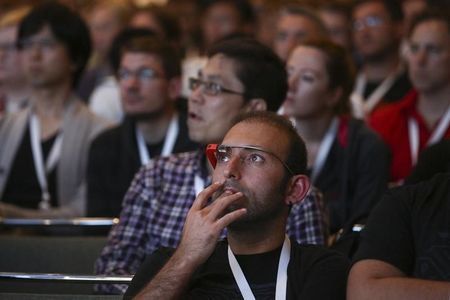 © Reuters. A Google Glass-wearing attendee listens to a speaker in the 'Designing for Wearables' session at the Google I/O developers conference in San Francisco