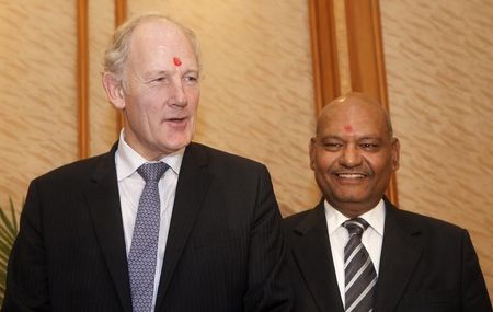 © Reuters. Cairn Energy Chief Executive Gammell and Vedanta Chairman Agarwal pose for a picture during a news conference in Mumbai