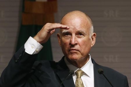 © Reuters. California Governor Jerry Brown gestures during a news conference at Memoria y Tolerancia museum in Mexico City