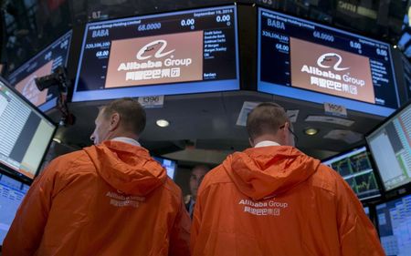 © Reuters. Specialist traders work at the post that trades Alibaba Group Holding Ltd during the company's IPO at the NYSE in New York