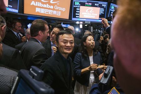 © Reuters. Alibaba Group Holding Ltd. founder Jack Ma greets traders at the NYSE as he celebrates the company's IPO, in New York