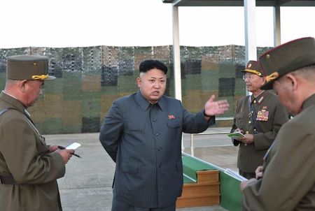 © Reuters. North Korean leader Kim Jong Un guides the actual parachuting and striking drill of paratrooper units of the KPA