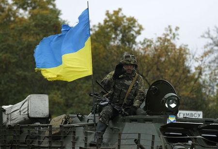 © Reuters. A Ukrainian serviceman rides on an armoured vehicle near the eastern Ukrainian town of Debaltseve