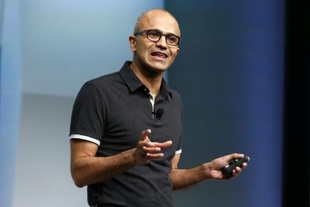 © Reuters. Satya Nadella, Microsoft Corp chief executive, unveils the latest models of the Surface tablet in New York