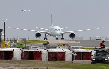 © Reuters. Air Canada's Boeing 787 Dreamliner lands at Pearson International Airport in Toronto