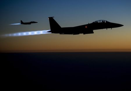 © Reuters.  F-15E Strike Eagles americani in volo sul nord dell'Iraq dopo un attacco in Siria