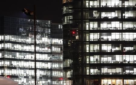 © Reuters. La sede di UniCredit a Milano