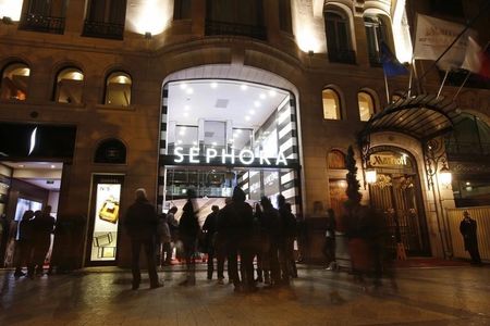 © Reuters. LE TRAVAIL DE NUIT AU SEPHORA DES CHAMPS-ELYSÉES RESTE INTERDIT