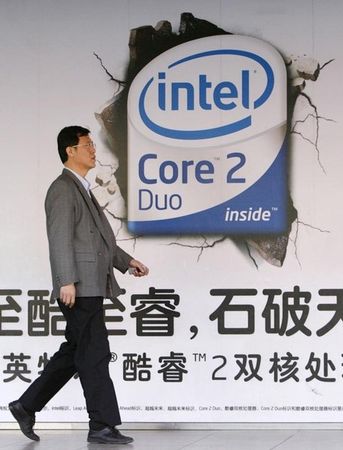 © Reuters. Intel invertirá hasta 1.500 mln de dlr en dos fabricantes chinos de chips 