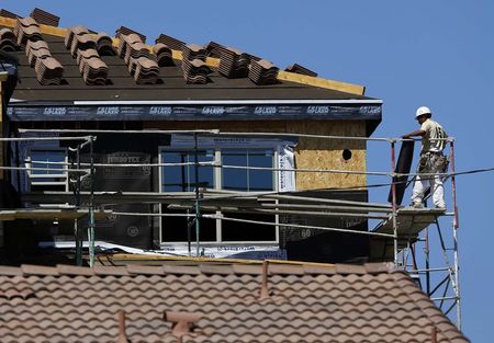 © Reuters. Operários em construção de casa nova em Carlsbad, na Califórnia