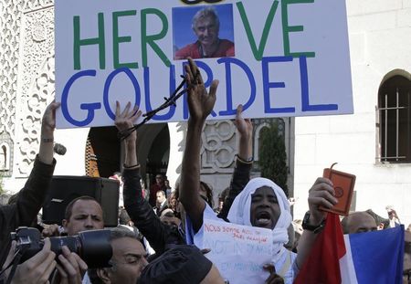 © Reuters. RASSEMBLEMENT DEVANT LA GRANDE MOSQUÉE DE PARIS EN HOMMAGE À HERVÉ GOURDEL