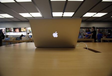 © Reuters. MacBook Air laptop is pictured on display at an Apple Store in Pasadena