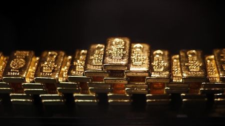 © Reuters. الذهب يتراجع مع صعود الدولار ويتجه لقطع موجة هبوط دامت 3 أسابيع