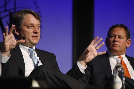 © Reuters. Ivascyn and Rieder participate in a panel discussion during the Skybridge Alternatives Conference in Las Vegas