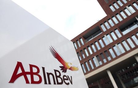 © Reuters. View of the Anheuser-Busch InBev logo outside the brewer's headquarters in Leuven