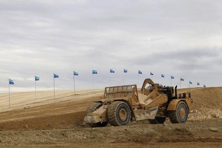 © Reuters. MANUEL VALLS PROMET UN ENGAGEMENT DE L'ETAT POUR LE CANAL SEINE-NORD