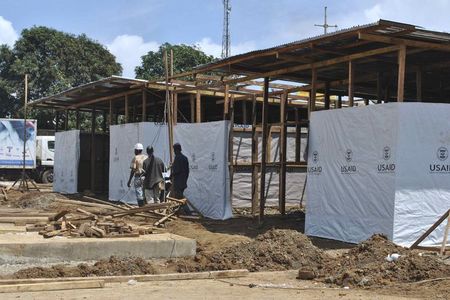 © Reuters. Construção de centro para tratamento de Ebola em Monróvia, na Libéria