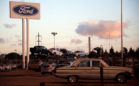 © Reuters. FORD RAPPELLE ENVIRON 850.000 VOITURES AUX USA